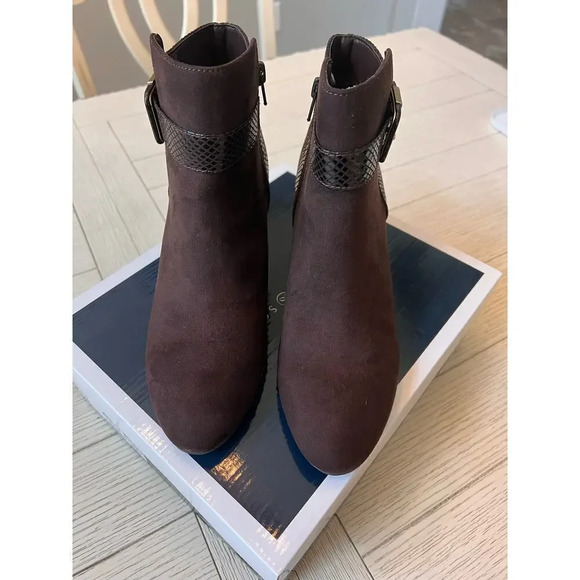 Karen Scott brown fabric suede upper w/ snake print ankle boots w/ gold accent 9 - Picture 2 of 8